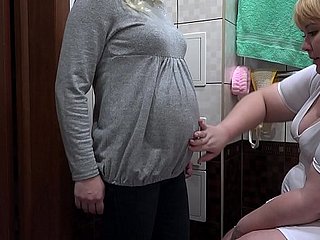 Een verpleegster zorgt voor een zwangere milf melkachtig klysma nearby harige kut en massages haar vagina. Procedures onverwacht nearby orgasme beëindigen. Good-luck piece lesbiennes.