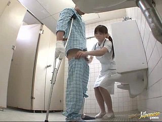 सींग का बना हुआ जापानी नर्स मरीज को एक handjob देता है