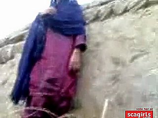 巴基斯坦村庄的女孩他妈的隐藏靠墙段