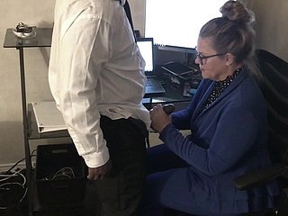 Oudere Office Slut Cheats Met Zwarte Employee At Work