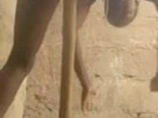 wanita Afrika masturbasi dengan gagang sapu.