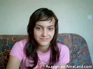 La ragazza adolescente bruna calda si masturba per la webcam