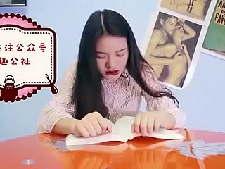 Chinesisches Mädchen, das den Orgasmus beim Lesen hat