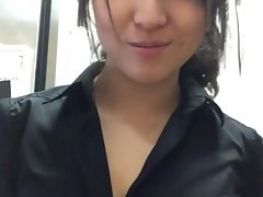gadis Korea berkedip di tempat kerja