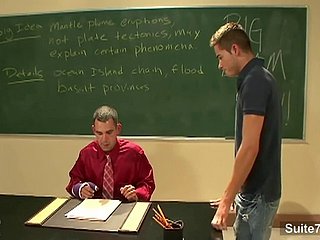 게이 선생님은 그의 학생의 수탉에 그의 엉덩이를 찔 렀습니다.