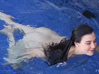 Brünette Tyro Teen Bella Streifen und nackt nackt schwimmen