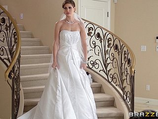 La novia cachonda es follada hardcore doggystyle por un fotógrafo de bodas