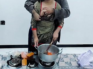 Esposa de la aldea paquistaní follada en la cocina mientras se cocina con audio hindi transparente