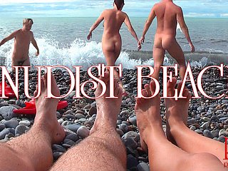 Spiaggia per nudisti - Giovane coppia nuda alongside spiaggia, coppia di adolescenti nudi