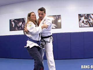 L'allenatore di karate scopa il suo studente subito dopo the grippe lotta a terra