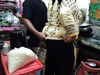 Tamil 55 Jahre alte heiße Schwiegermutter, gefickt vom Schwiegersohn close by der Küche - Sperma im großen Arsch