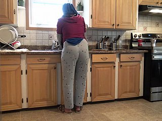 Syrische vrouw laat de 18 -jarige Duitse stiefzoon haar neuken to de keuken