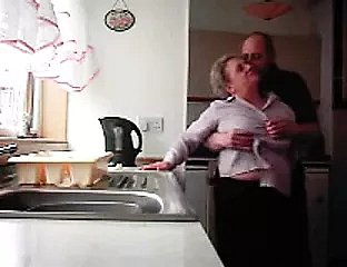 Abuela y abuelo follando en chilled through cocina