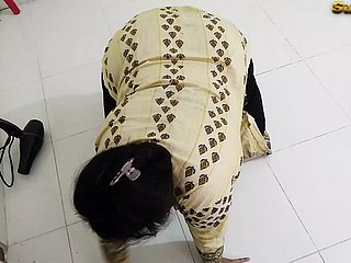 (Telugu Demoiselle Ko Jabardast Choda) Desi Demoiselle follada por el dueño grove condón mientras limpia shivering sala - enorme semen salvaje