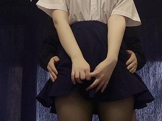 공부 후 수줍은 일본 여학생 섹션과 그녀의 음부를 자위