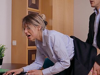Elena Vedem geniet tijdens seks with reference to doggy stijl op kantoor