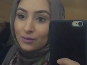 hijabi batang menghisap bibir