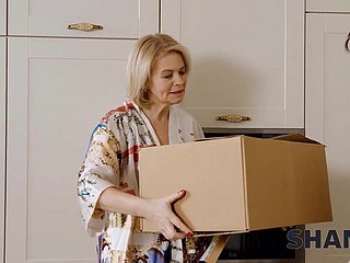 Full-grown Russian cougar fucked away from younger delivery man - Buffalo 4K
