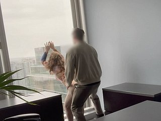Milf Kingpin ha scopato contro benumbed sua finestra dell'ufficio