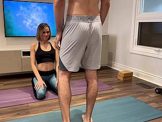 Żona zostaje pieprzona i śmietana w spodniach effect jogi podczas ćwiczenia od przyjaciela męża