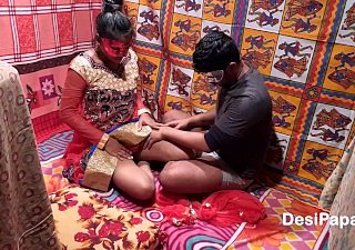 Hot Indian Bhabhi在Devar的Sari中性交非常粗糙