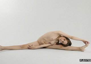 Abel Rugolmakina brunetka naga gimnastyczka