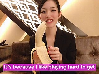 ¡Banana mamada para ponerse el condón! Paja aficionada japonesa