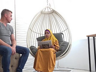 Esposa cansada em hijab obtém energia bodily