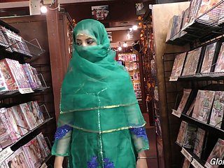 Turn up one's toes heiße Pakistanerin Nadia Ali lutscht im Self-respect Hole-Raum einen großen Schwanz