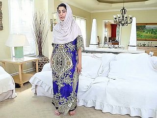 Одержимая оргазмом арабка Надя Али играет со своей сочной киской