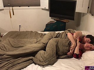 Madrastra comparte cama scrub hijastro - Erin Electra