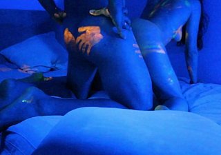 Hot Babe reçoit une incroyable peinture UV sur son federate nu Joyeux Halloween