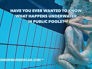 De vrais couples ont de vraies interrelationship sexuelles sous l'eau dans des piscines publiques filmées avec une caméra sous-marine