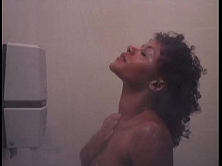 K. Allenamento: sexy ragazza nuda sotto icy doccia di colore