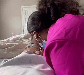 infirmière MILF ébène guérissant une grosse chew avec du sexe, je l'ai trouvée à meetxx. com