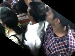 Chunky botheration meisje epische betasten close to Chennai bus. Grijp