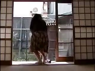 Horny femme au foyer japonaise baiser les meubles