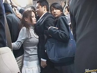 Непослушные азиатские школьницы Давать минут в переполненном автобусе